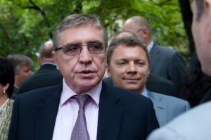 Александр Дроздов на открытии барельефа Бориса Ельцина в Таллине