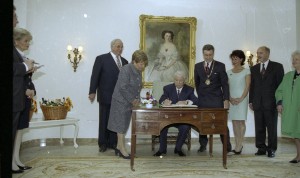 Визит президента РФ Бориса Ельцина в ФРГ. Памятная запись в золотую книгу гостей г. Баден-Баден