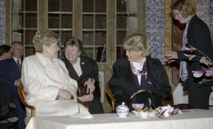 Визит президента РФ Бориса Ельцина в ФРГ. Супруга президента РФ Наина Ельцина и супруга федерального канцлера ФРГ Ханнелоре Коль во время осмотра памятников средневековой архитектуры