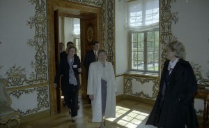 Визит президента РФ Бориса Ельцина в ФРГ. Супруга президента РФ Наина Ельцина и супруга федерального канцлера ФРГ Ханнелоре Коль во время осмотра памятников средневековой архитектуры