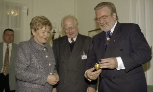 Визит президента РФ Бориса Ельцина в ФРГ. Супруга президента РФ Наина Ельцина во время посещения мэрии г. Баден-Баден