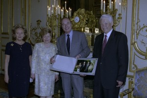 Саммит НАТО-Россия. Президент РФ Борис Ельцин и Президент Франции Жак Ширак во время встречи. Альбом фотографий о встрече в Москве для Жака Ширака