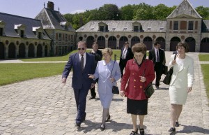 Саммит НАТО-Россия. Супруга президента РФ Наина Ельцина во время посещения летней резиденции французских королей