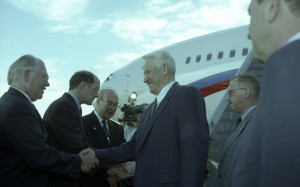 Пребывание президента РФ Бориса Ельцина на встрече глав государств и правительств стран «восьмерки». Во время встречи в аэропорту г. Денвера