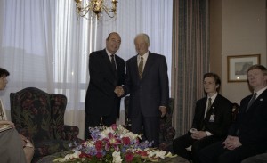 Пребывание президента РФ Бориса Ельцина на встрече глав государств и правительств стран «восьмерки». Во время встречи с президентом Франции Жак Шираком