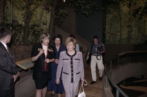 Пребывание президента РФ Бориса Ельцина на встрече глав государств и правительств стран «восьмерки». Супруга президента РФ Наина Ельцина во время посещени Денверского музея естественной истории