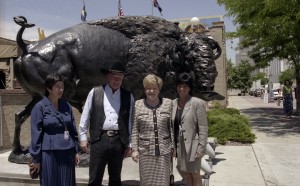 Пребывание президента РФ Бориса Ельцина на встрече глав государств и правительств стран «восьмерки». Супруга президента РФ Наина Ельцина во время посещени Денверского музея естественной истории