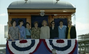 Пребывание президента РФ Бориса Ельцина на встрече глав государств и правительств стран «восьмерки». Супруга президента РФ Наина Ельцина во время поездки в Скалистые горы