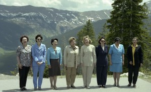 Пребывание президента РФ Бориса Ельцина на встрече глав государств и правительств стран «восьмерки». Супруга президента РФ Наина Ельцина во время поездки в Скалистые горы