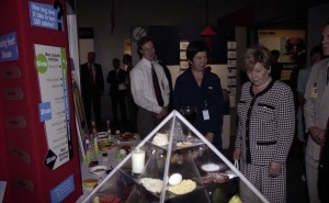 Пребывание президента РФ Бориса Ельцина на встрече глав государств и правительств стран «восьмерки». Супруга президента РФ Наина Ельцина в ресторане «Буффало»