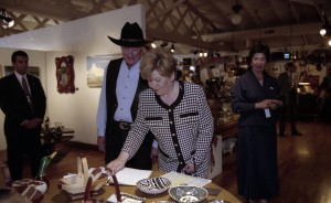 Пребывание президента РФ Бориса Ельцина на встрече глав государств и правительств стран «восьмерки». Супруга президента РФ Наина Ельцина в ресторане «Буффало»