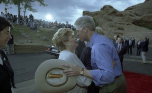 Пребывание президента РФ Бориса Ельцина на встрече глав государств и правительств стран «восьмерки». Президент РФ Бориса Ельцин и супруга президента РФ Наина Ельцина во время обеда с участием глав государств и правительств стран «восьмерки» с супругами в