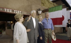 Пребывание президента РФ Бориса Ельцина на встрече глав государств и правительств стран «восьмерки». Президент РФ Бориса Ельцин и супруга президента РФ Наина Ельцина во время обеда с участием глав государств и правительств стран «восьмерки» с супругами в