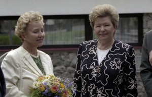 Президент РФ Борис Ельцин на отдыхе. Пребывание в Карелии президента Финляндии Мартти Ахтисаари. Супруга президента Финдляндии Ээва Ахтисаари и супруга президента РФ Наина Ельцина во время встречи