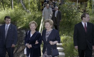 Президент РФ Борис Ельцин на отдыхе. Пребывание в Карелии президента Финляндии Мартти Ахтисаари. Президент РФ Борис Ельцин и президент Финляндии Мартти Ахтисаари с супругами во время посещения Дома Урхо