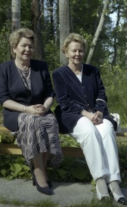 Президент РФ Борис Ельцин на отдыхе. Пребывание в Карелии президента Финляндии Мартти Ахтисаари. Супруга президента РФ Наина Ельцина и супруга президента Финляндии Ээва Ахтисаари во время посещения Дома Урхо