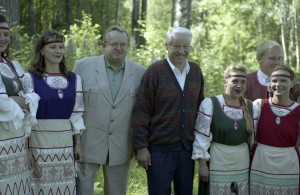 Президент РФ Борис Ельцин на отдыхе. Пребывание в Карелии президента Финляндии Мартти Ахтисаари. Президент РФ Борис Ельцин и президент Финляндии Мартти Ахтисаари во время посещения Дома Урхо