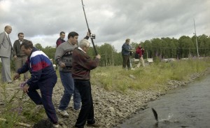 Президент РФ Борис Ельцин на отдыхе. Пребывание в Карелии президента Финляндии Мартти Ахтисаари. Президент РФ Борис Ельцин и президент Финляндии Мартти Ахтисаари на рыбалке