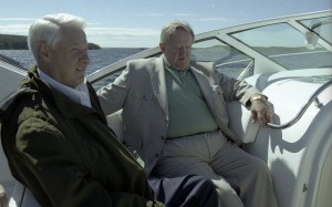 Президент РФ Борис Ельцин на отдыхе. Пребывание в Карелии президента Финляндии Мартти Ахтисаари. Президент РФ Борис Ельцин и президент Финляндии Мартти Ахтисаари во время прогулки на катере