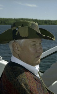 Президент РФ Борис Ельцин на отдыхе. Пребывание в Карелии президента Финляндии Мартти Ахтисаари. Президент РФ Борис Ельцин во время прогулки на катере