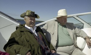 Президент РФ Борис Ельцин на отдыхе. Пребывание в Карелии президента Финляндии Мартти Ахтисаари. Президент РФ Борис Ельцин и президент Финляндии Мартти Ахтисаари во время прогулки на катере