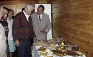 Президент РФ Борис Ельцин на отдыхе. Пребывание в Карелии президента Финляндии Мартти Ахтисаари. Во время осмотра выставки рыбопродукции Карелии