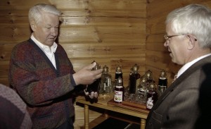 Президент РФ Борис Ельцин на отдыхе. Пребывание в Карелии президента Финляндии Мартти Ахтисаари. Во время осмотра выставки рыбопродукции Карелии