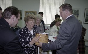 Президент РФ Борис Ельцин на отдыхе. Пребывание в Карелии президента Финляндии Мартти Ахтисаари. Супруга президента РФ Наина Ельцина и супруга президента Финляндии Ээва Ахтисаари посетили выставку народного художника РФ К.А. Гоголева в г. Петрозаводске