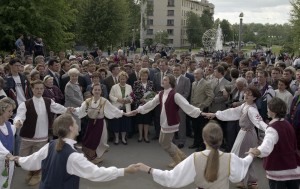 Президент РФ Борис Ельцин на отдыхе. Пребывание в Карелии президента Финляндии Мартти Ахтисаари. Супруга президента РФ Наина Ельцина и супруга президента Финляндии Ээва Ахтисаари во время встречи с жителями г. Петрозаводска