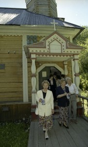 Президент РФ Борис Ельцин на отдыхе. Пребывание в Карелии президента Финляндии Мартти Ахтисаари. Супруга президента РФ Наина Ельцина и супруга президента Финляндии Ээва Ахтисаари во время посещения санатория «Марциальные воды»