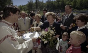 Президент РФ Борис Ельцин на отдыхе. Пребывание в Карелии президента Финляндии Мартти Ахтисаари. Супруга президента РФ Наина Ельцина и супруга президента Финляндии Ээва Ахтисаари во время посещения санатория «Марциальные воды»