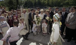 Президент РФ Борис Ельцин на отдыхе. Пребывание в Карелии президента Финляндии Мартти Ахтисаари. Супруга президента РФ Наина Ельцина и супруга президента Финляндии Ээва Ахтисаари во время посещения санатория «Марциальные воды»