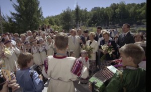 Президент РФ Борис Ельцин на отдыхе. Пребывание в Карелии президента Финляндии Мартти Ахтисаари. Супруга президента РФ Наина Ельцина и супруга президента Финляндии Ээва Ахтисаари во время посещения санатория «Марциальные воды»