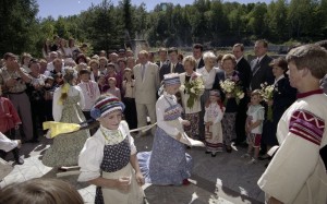 Президент РФ Борис Ельцин на отдыхе. Пребывание в Карелии президента Финляндии Мартти Ахтисаари. Супруга президента РФ Наина Ельцина и супруга президента Финляндии Ээва Ахтисаари во время посещения санатория «Марциальные воды»