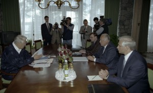 Президент РФ Борис Ельцин на отдыхе. Встреча с директором Федеральной пограничной службы РФ А.И. Николаевым, премьер-министром РФ В.С. Черномырдиным, председателем Государственного таможенного комитета РФ А.С. Кругловым