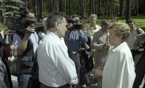 Президент РФ Борис Ельцин на отдыхе. Супруга президента РФ Наина Ельцина во время встречи с журналистами