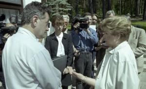 Президент РФ Борис Ельцин на отдыхе. Супруга президента РФ Наина Ельцина во время встречи с журналистами