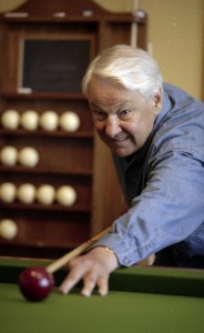 Президент РФ Борис Ельцин на отдыхе. Игра в бильярд