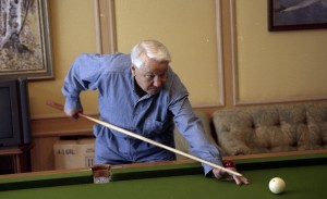 Президент РФ Борис Ельцин на отдыхе. Игра в бильярд