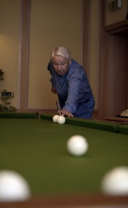 Президент РФ Борис Ельцин на отдыхе. Игра в бильярд