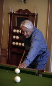 Президент РФ Борис Ельцин на отдыхе. Игра в бильярд