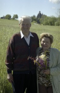 Президент РФ Борис Ельцин на отдыхе. Президент РФ Борис Ельцин и супруга президента Наина Ельцина на прогулке на о. Кижи