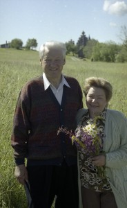 Президент РФ Борис Ельцин на отдыхе. Президент РФ Борис Ельцин и супруга президента Наина Ельцина на прогулке на о. Кижи