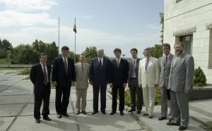 Встреча президента РФ Бориса Ельцина с вице-премьерами Б.Е. Немцовым и О.Н. Сысуевым, главой Администрации Президента РФ В.Б. Юмашевым, председателем Центробанка С.К. Дубининым, председателем правления РАО «ЕЭС России» Б.А. Бревновым, заместителем министр