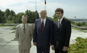 Встреча президента РФ Бориса Ельцина с вице-премьерами Б.Е. Немцовым и О.Н. Сысуевым, главой Администрации Президента РФ В.Б. Юмашевым, председателем Центробанка С.К. Дубининым, председателем правления РАО «ЕЭС России» Б.А. Бревновым, заместителем министр