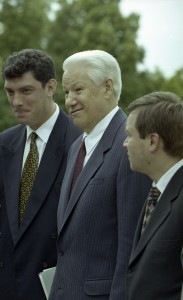 Президент РФ Борис Ельцин на отдыхе. Президент РФ Борис Ельцин, вице-премьер Б.Е. Немцов и глава Администрации Президента РФ В.Б. Юмашев во время встречи