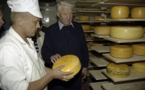 Посещение президентом РФ Борисом Ельциным, проводящим отпуск в Самарской области в пансионате «Волжский утес», фермерских хозяйств Ставропольского района, построенных с участием голландской фирмы «Себеко». На ферме у сыровара Анатолия Хрипкова