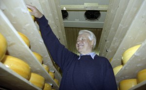 Посещение президентом РФ Борисом Ельциным, проводящим отпуск в Самарской области в пансионате «Волжский утес», фермерских хозяйств Ставропольского района, построенных с участием голландской фирмы «Себеко». На ферме у сыровара Анатолия Хрипкова