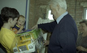 Посещение президентом РФ Борисом Ельциным, проводящим отпуск в Самарской области в пансионате «Волжский утес», фермерских хозяйств Ставропольского района, построенных с участием голландской фирмы «Себеко». Подарки для детей фермеров