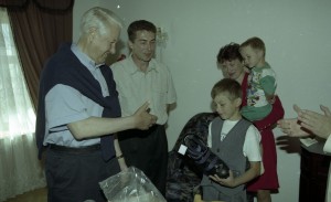 Посещение президентом РФ Борисом Ельциным, проводящим отпуск в Самарской области в пансионате «Волжский утес», фермерских хозяйств Ставропольского района, построенных с участием голландской фирмы «Себеко». Вручение подарков семье фермера А. Медведева